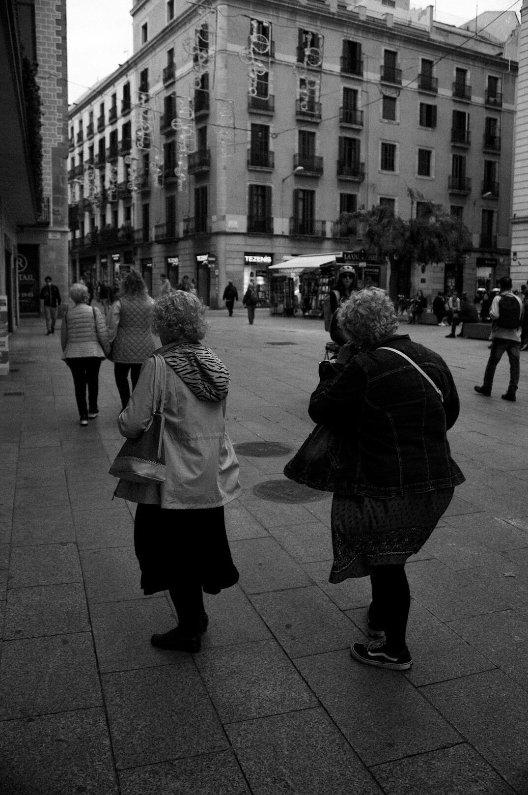 Fotógrafo callejero captando una escena en una ciudad chilena