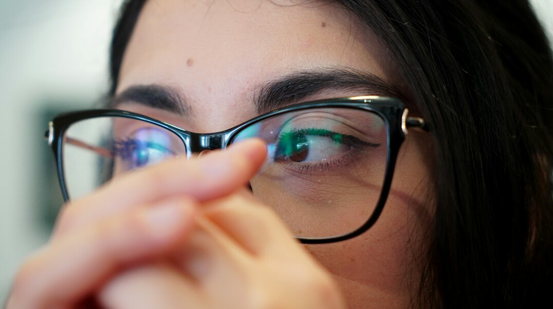 Retrato de una colaboradora chilena con lentes