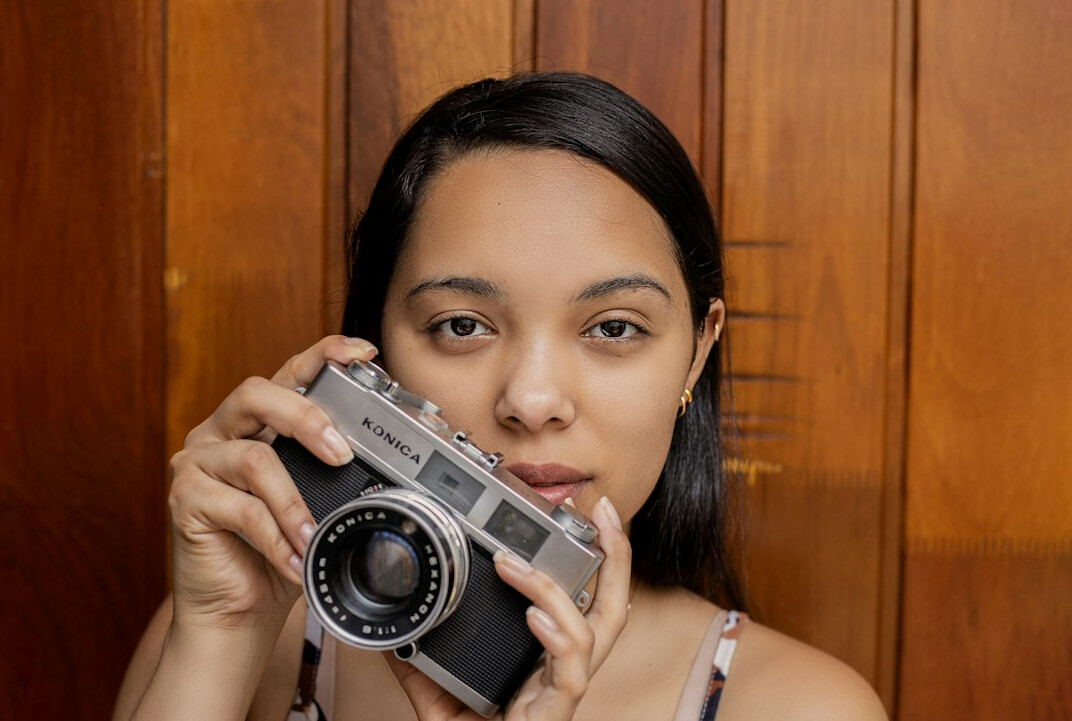 Retrato de una fotógrafa chilena sosteniendo su cámara