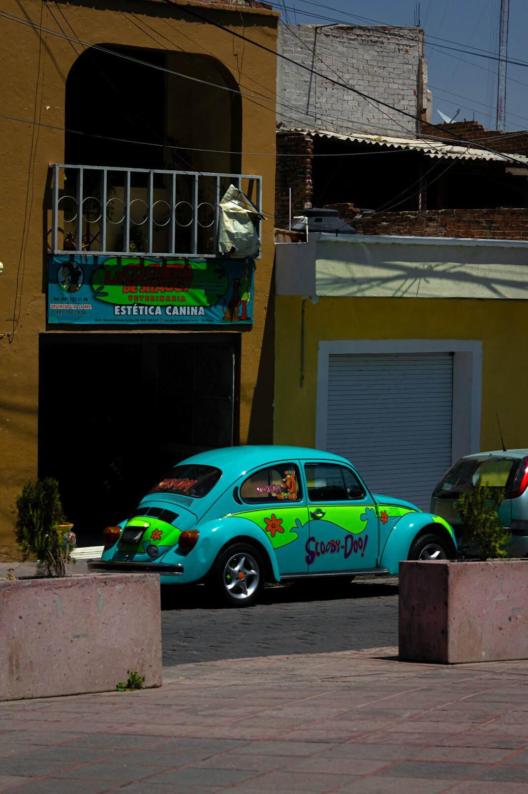 Calle colorida en el centro de Santiago al atardecer con peatones y murales